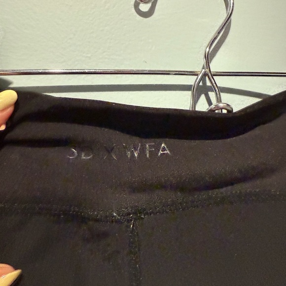 Elegant Black Leggings with Patterned Cuffs - Picture 4 of 9